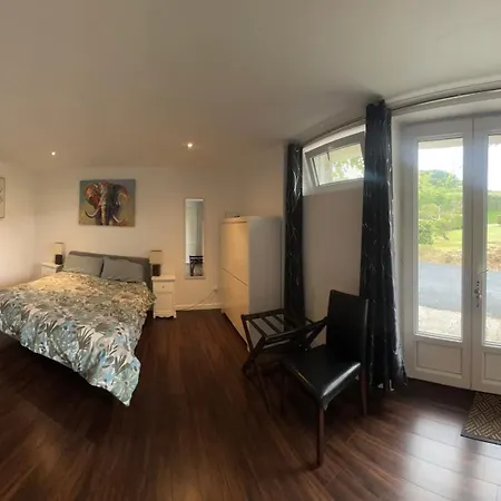 Chez Thomas 7 Route Du Monde Ancien Bed and Breakfast 4*