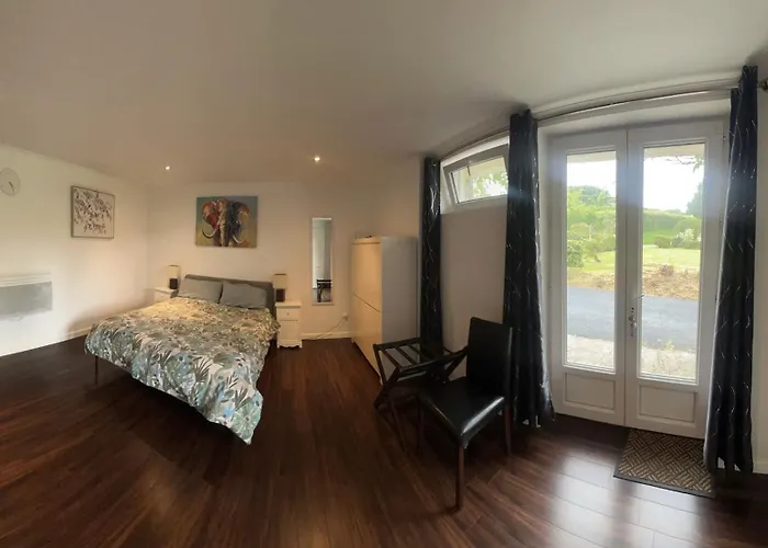 Chez Thomas 7 Route Du Monde Ancien Bed and Breakfast 4*